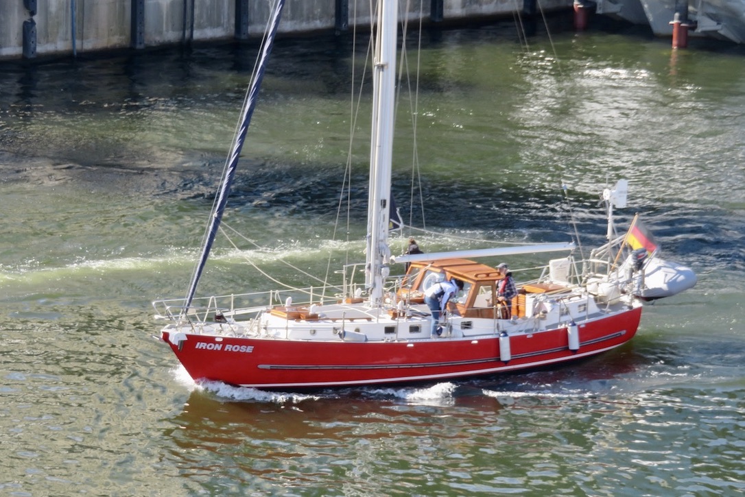 Södermalm. Hammarbykanalen. Augusti är semestermånad för många i södra Europa. Här en tysk segelbåt som passerat Hammarbyslussen och ut i saltsjön. 