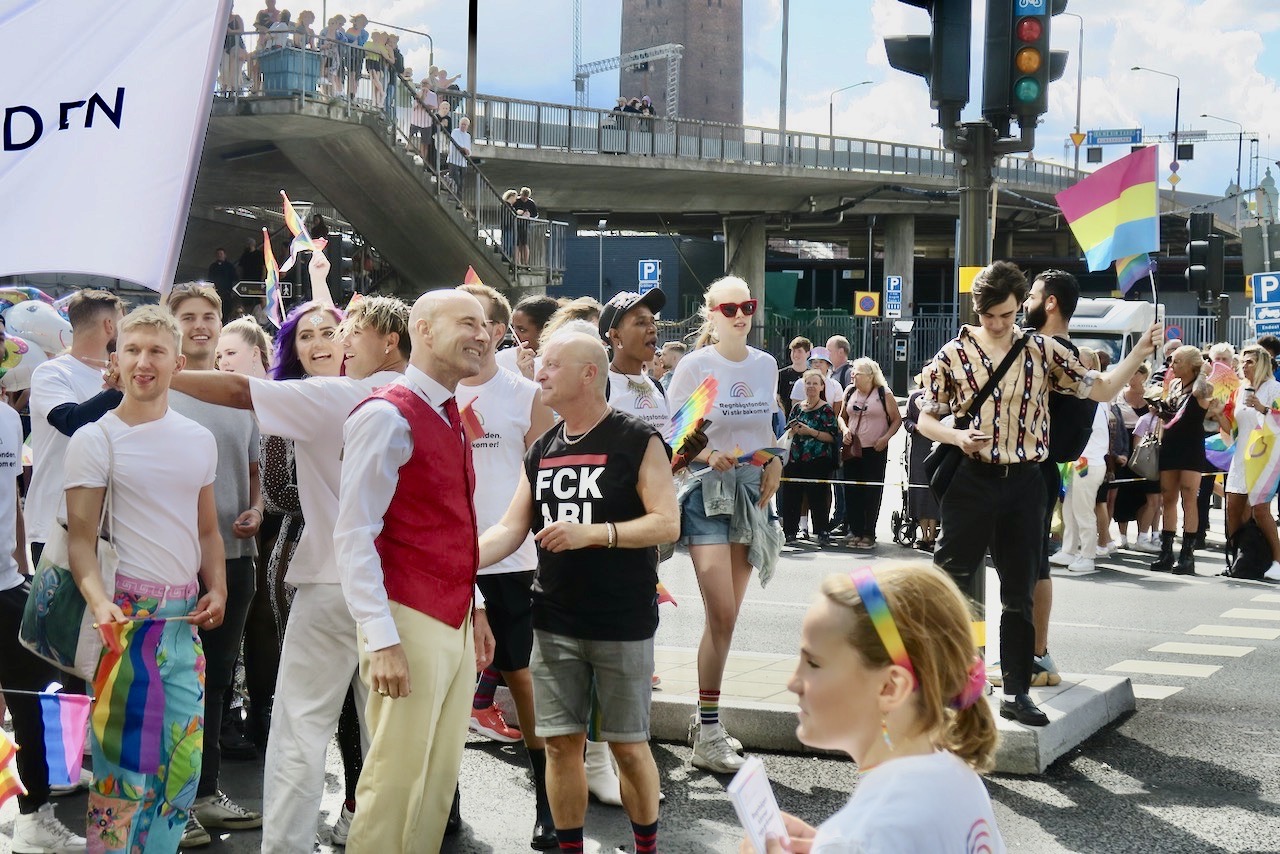 Ett par föregångare inom HBTQ rörelsen är Jonas Gardell och Mark Levengood som också var med i Årets upplaga av Stockholms Prideparad. 