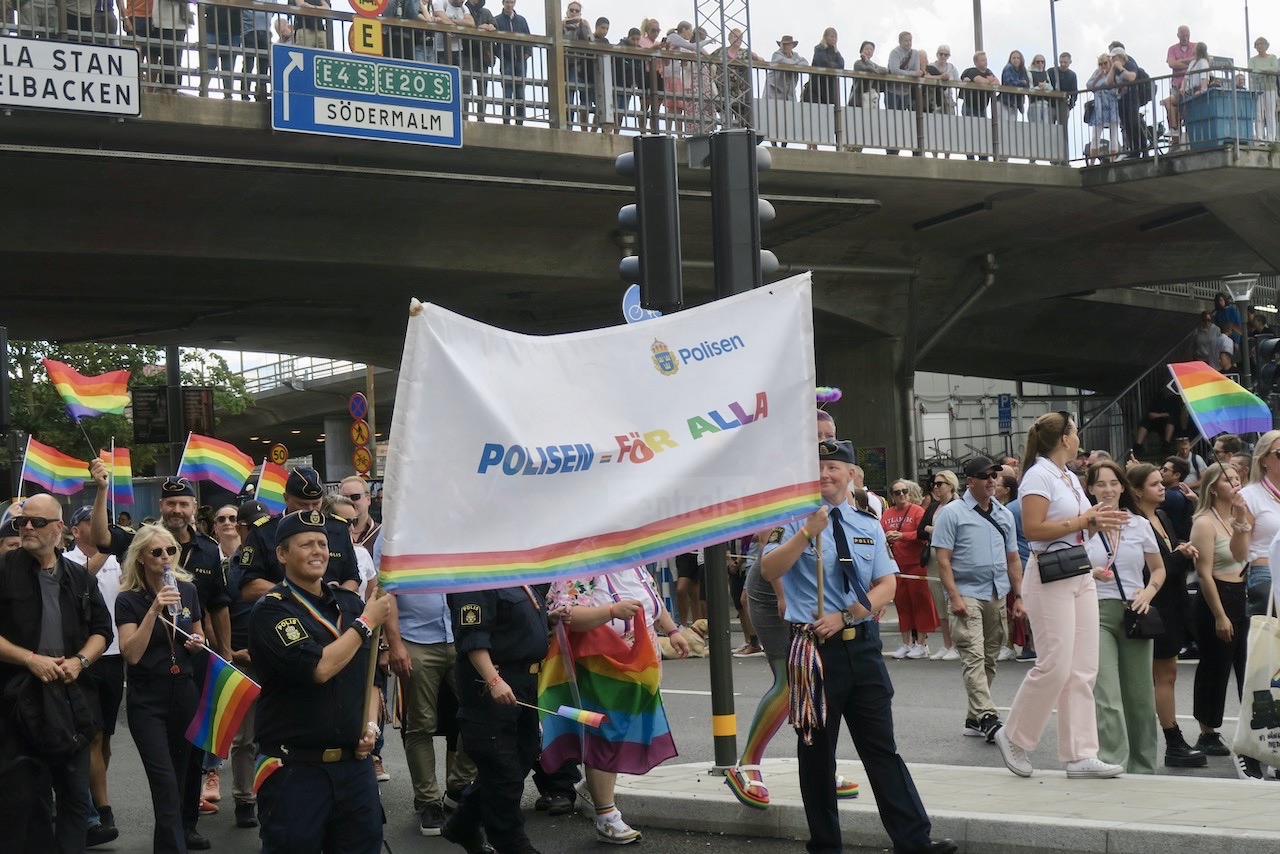Stockholm. Prideparaden 2022. Polisen bjöd på god feststämning- 