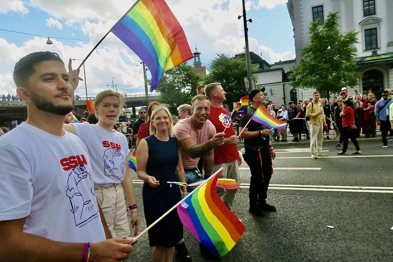 Stockhlms Prideparad 2022. Statsministern, Magdalena Andersson, gick tillsamman smed SSU och även här var det feststämning. En del vakter var också med och piggade upp det hela. 