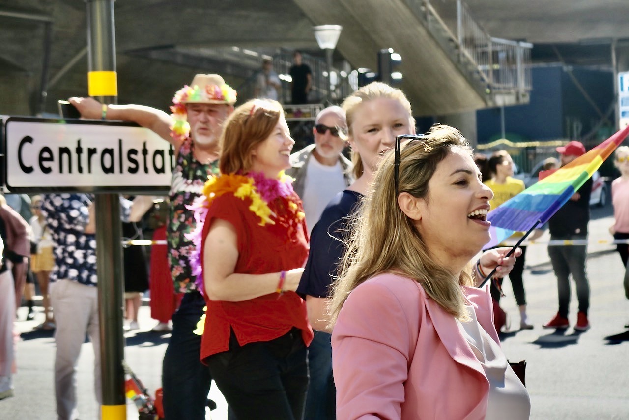 Stockholms prideparad 202. Nooshi Daggostar, vänsterpartiets partiledare såg glad ut. Absolut i feststämning här på bilden- 