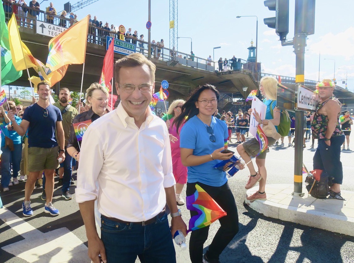Prideparaden 2022. Glad feststämning hos moderaternas partiledare Ulf Kristerssono och de övriga moderaterna här. 
