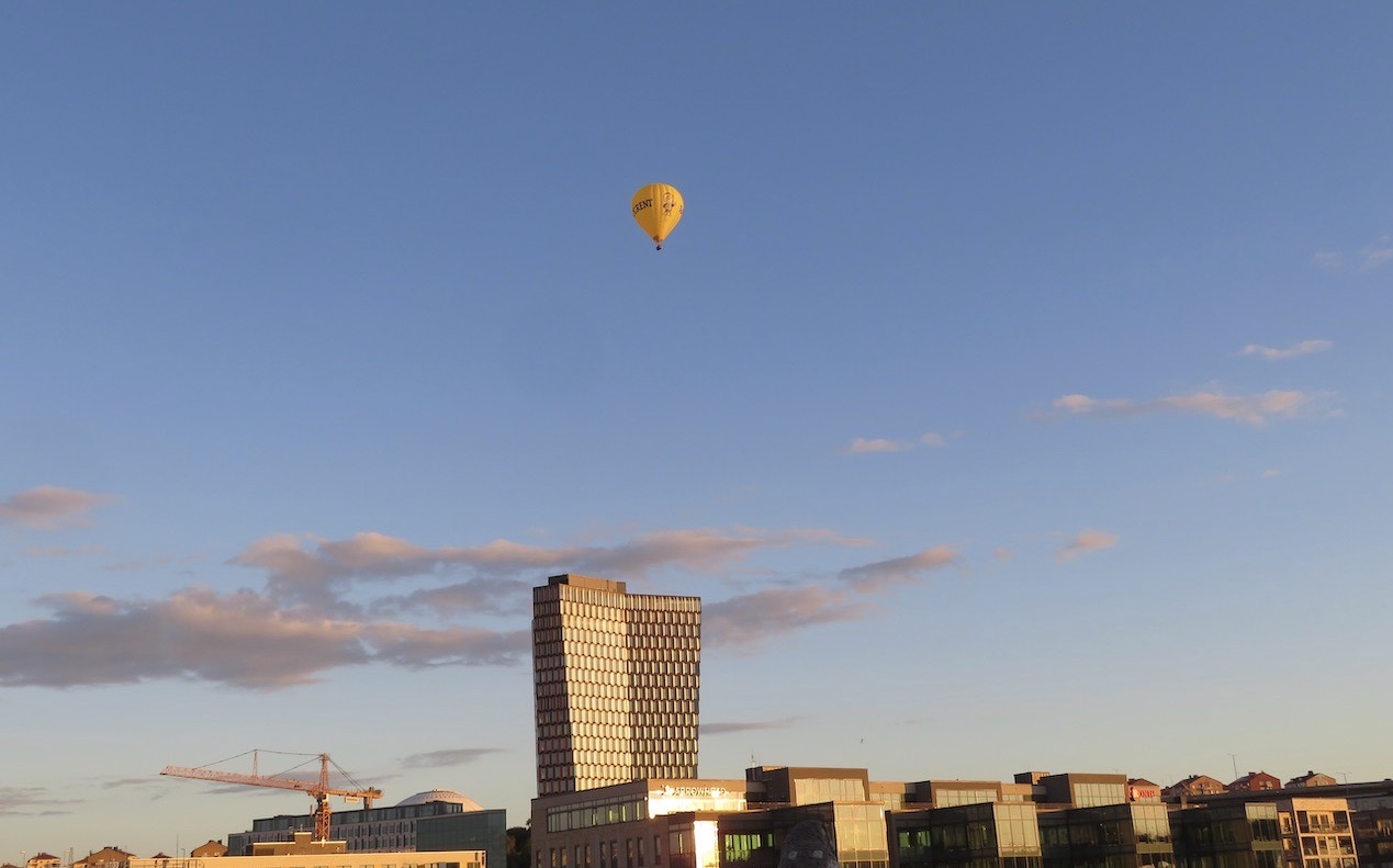 Stockholm. Antalet luftballonger har varit färre i sommar men i augusti har de ökat. 