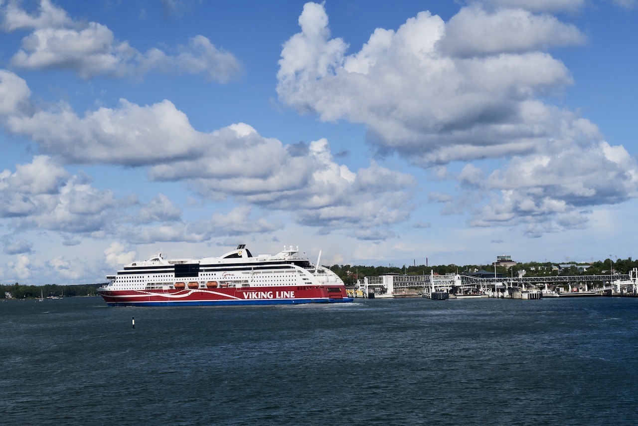 Mariehamn. Åland. Här väntar Vikinglinjens fartyg Grace på vårt fartyg, Viking Glory. 