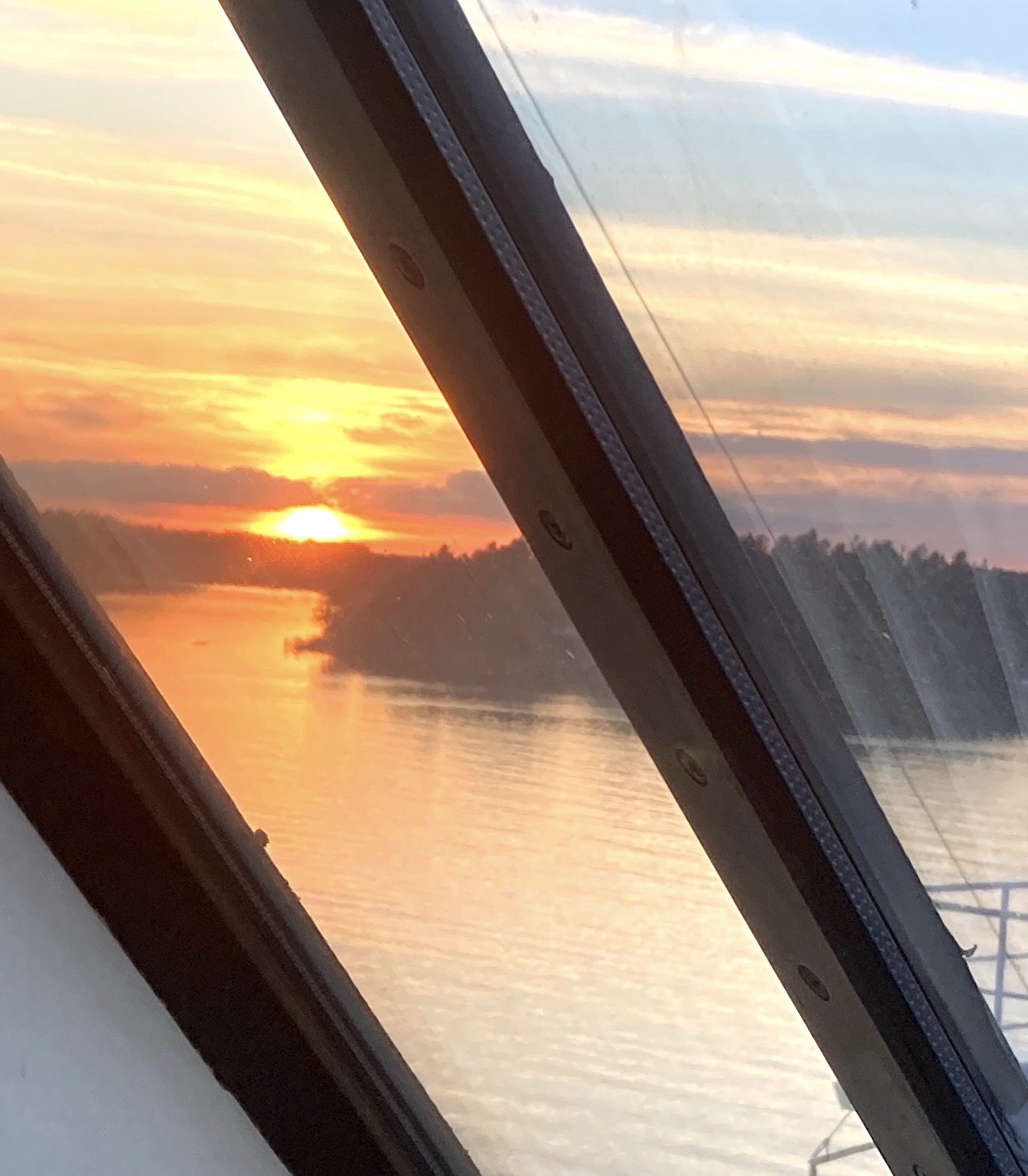 Viking Cinderella. Stockholms skärgård. En vacker solnedgång och ett spegelblankt vatten kan också ingå i en lyckad sjöresa. 