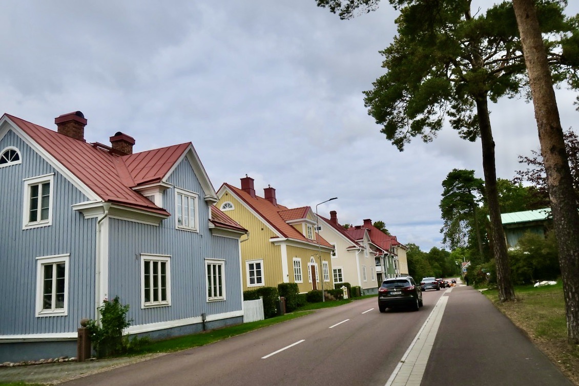 Åland och Mariehamn. Äldre fina hus kantar vägen upp från hamnen mot centrum. 