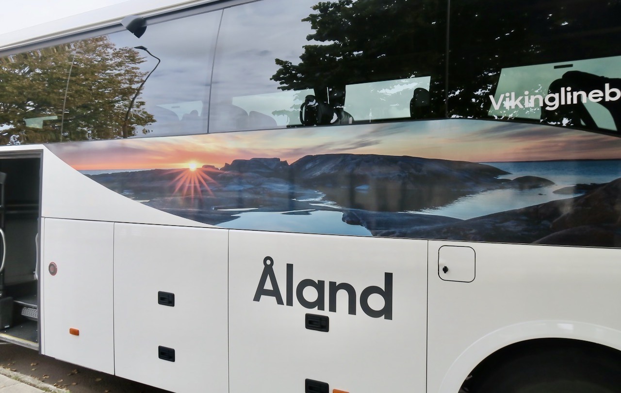 Välkommen till Mariehanm på Åland. Många bussar väntar utanför fäejeterminalen för att ta besökare runt till öns pågående Skördefest. 