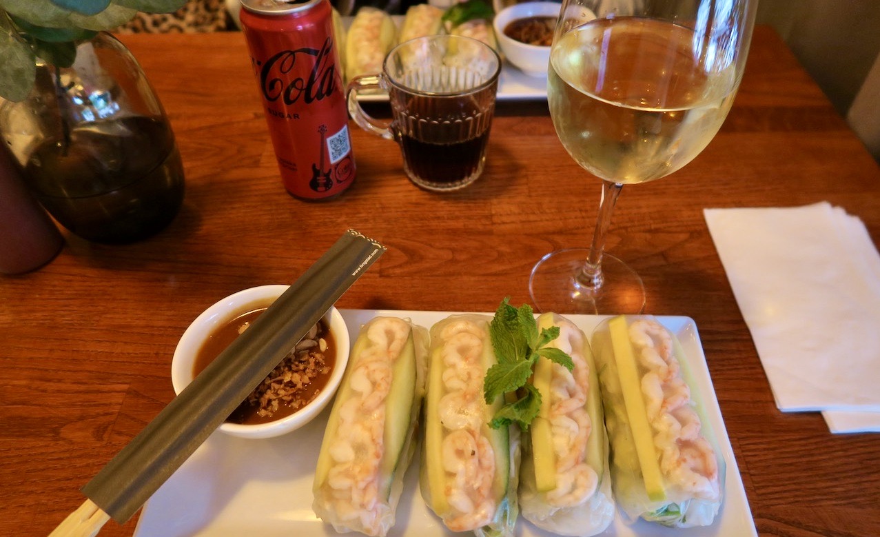 Restaurang Hanoi Corner i Stockholm.Lunch med vietnamesiska vårrullar med räkor och som extra tillbehör pinnar och jordnötssås. 