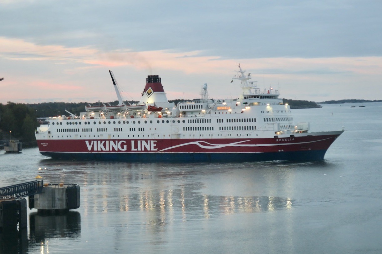Mariehamn. Mer sett i veckan. Viking Rosella lämnar kajen för färd över till Kapellskär i Roslagen. 