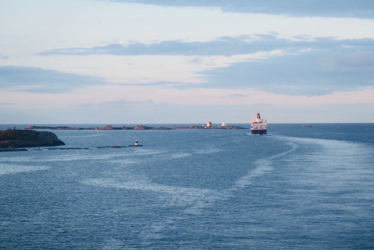 Åland. Till sjöss igen efter ett kort uppehåll i Mariehamn. Vi närmar oss Kobba klintar. 