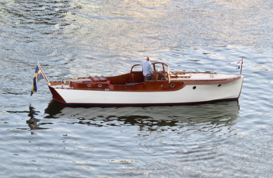 Stockholm. Södermalm. Hammarbykanalen. Söndag kväll innebär att en del båtägare ska ta sig hem efter helgens turer. 