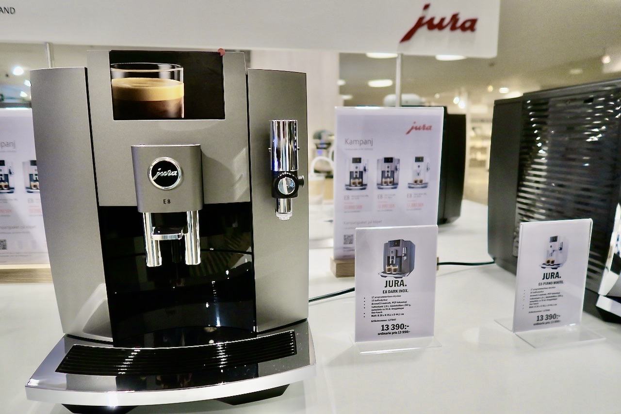 NK Stockholm. Reklam för den schweiziska kaffemaskinen av märket "Jura"