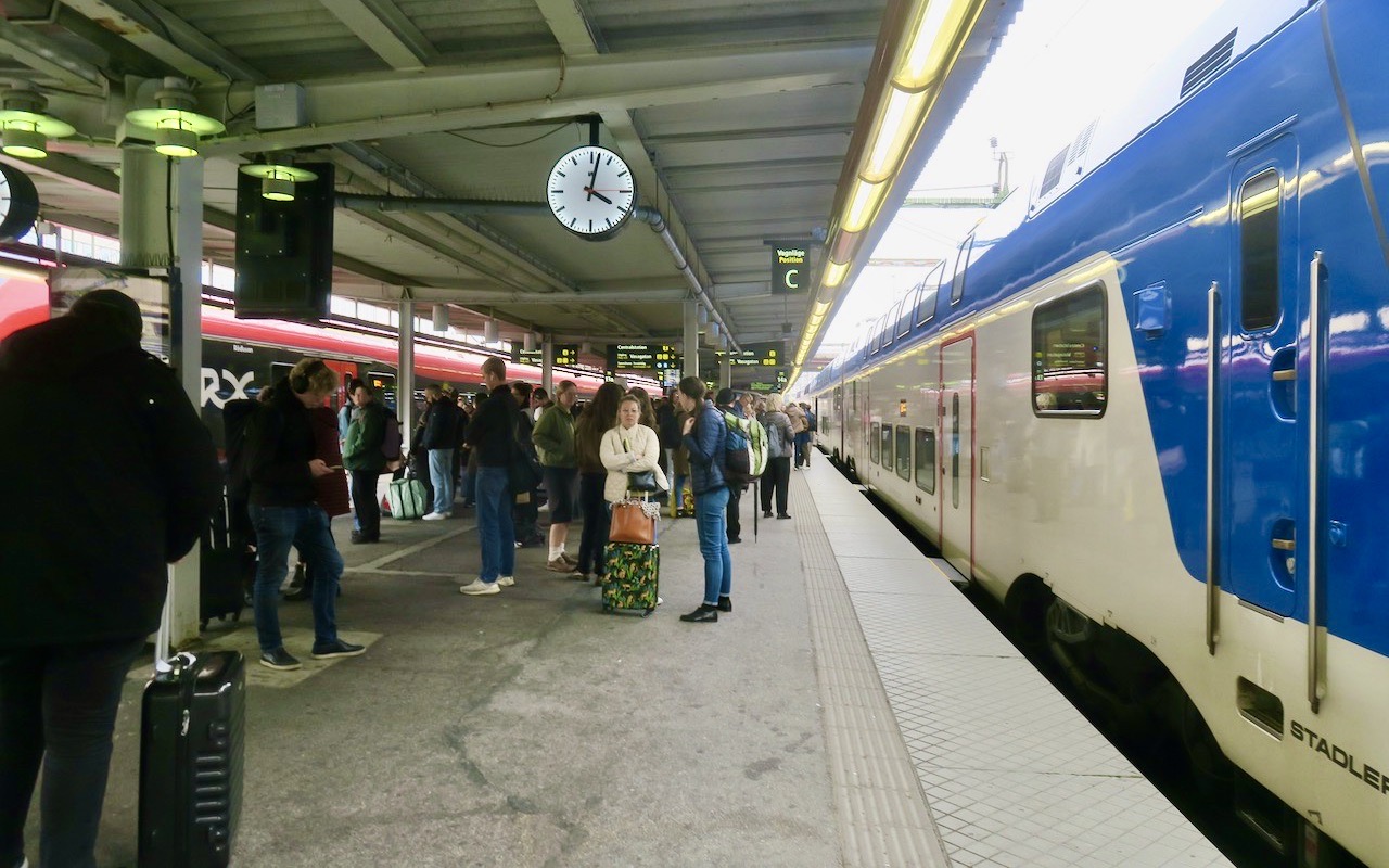 Mälartåg. Stockholms central. Försenat tåg till Uppsala där vi ska träffas för att äta middag med familjen. 