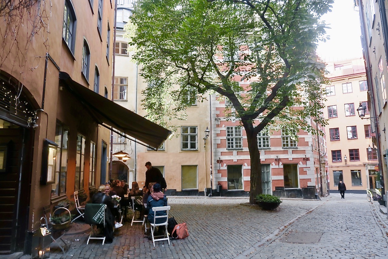 Stockholm. Gamla stan. Brända tomten och café Under kastanjen. Många satt även här utomhus denna eftermiddag. 