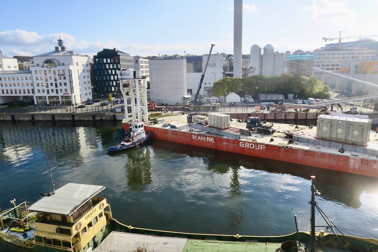 Södermalm. Hammarbykanalen. Vad ska hända? En gigantisk pråm från Marine Group ska lägga till i Hammarby sjöstad. 