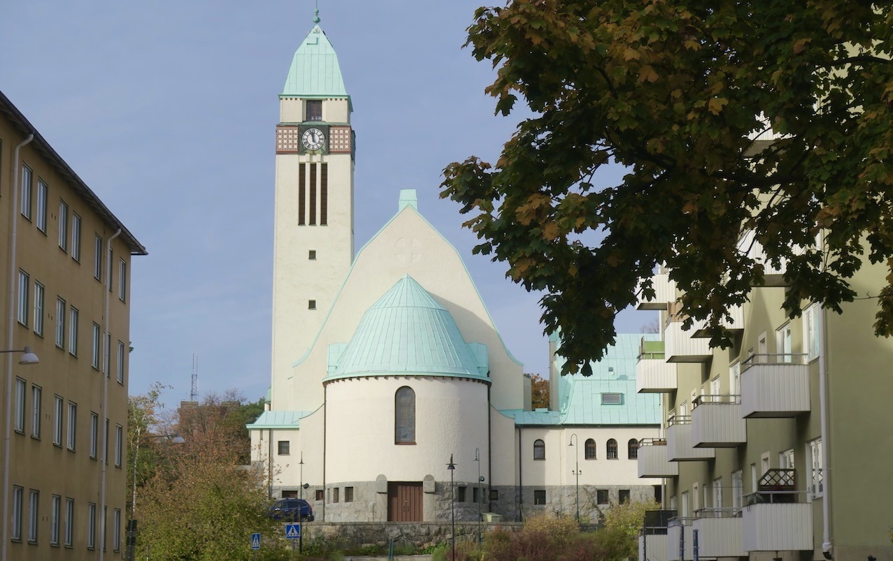Sundbyberg och kyrkan. Vackert belägen på en kulle. 