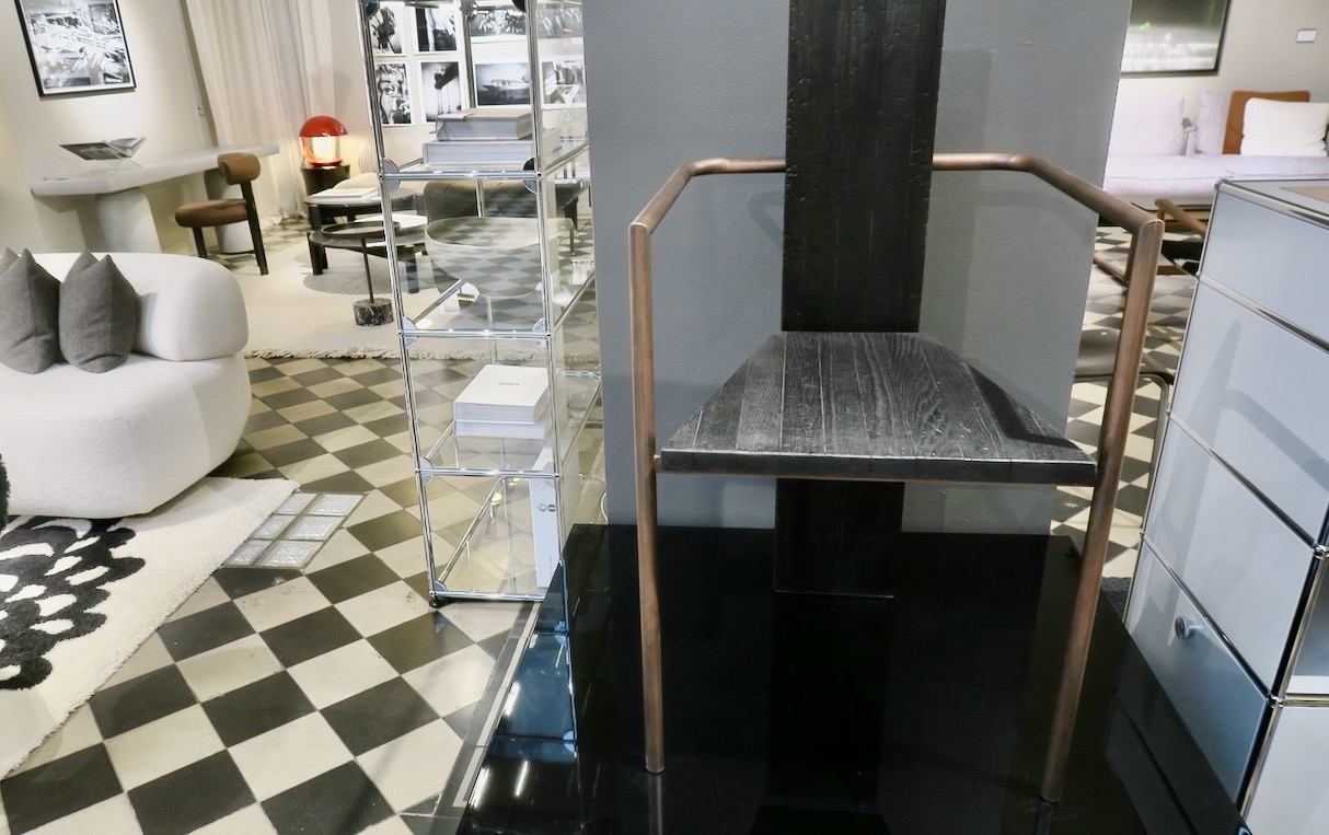 Stockholm. Nordiska Galleriet har en hel del designmöbler att bli i spirerad av. Stolen "Concrete" är spännande- 