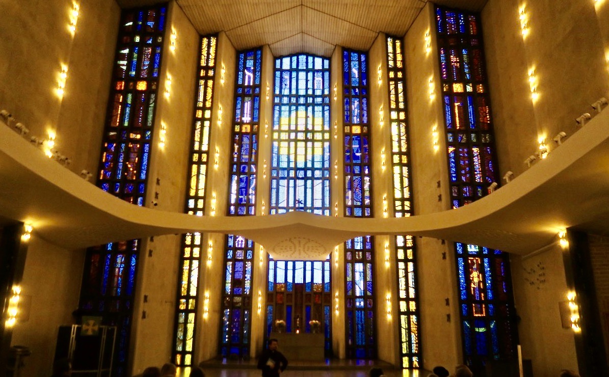Stockholm. Stadsdelen midsommarkransen. Ljuset i kyrkan blir ocks en speciell mötesplats där färg och symbolik flätas samman. 