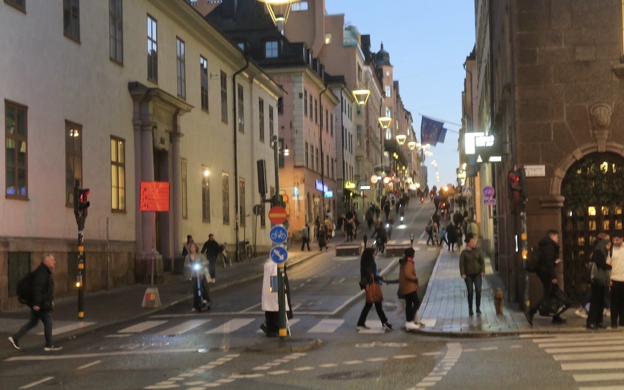 Stockholm Södermalm. Götgatan. På väg till Galleri Bellman för att se en konstutställning. 