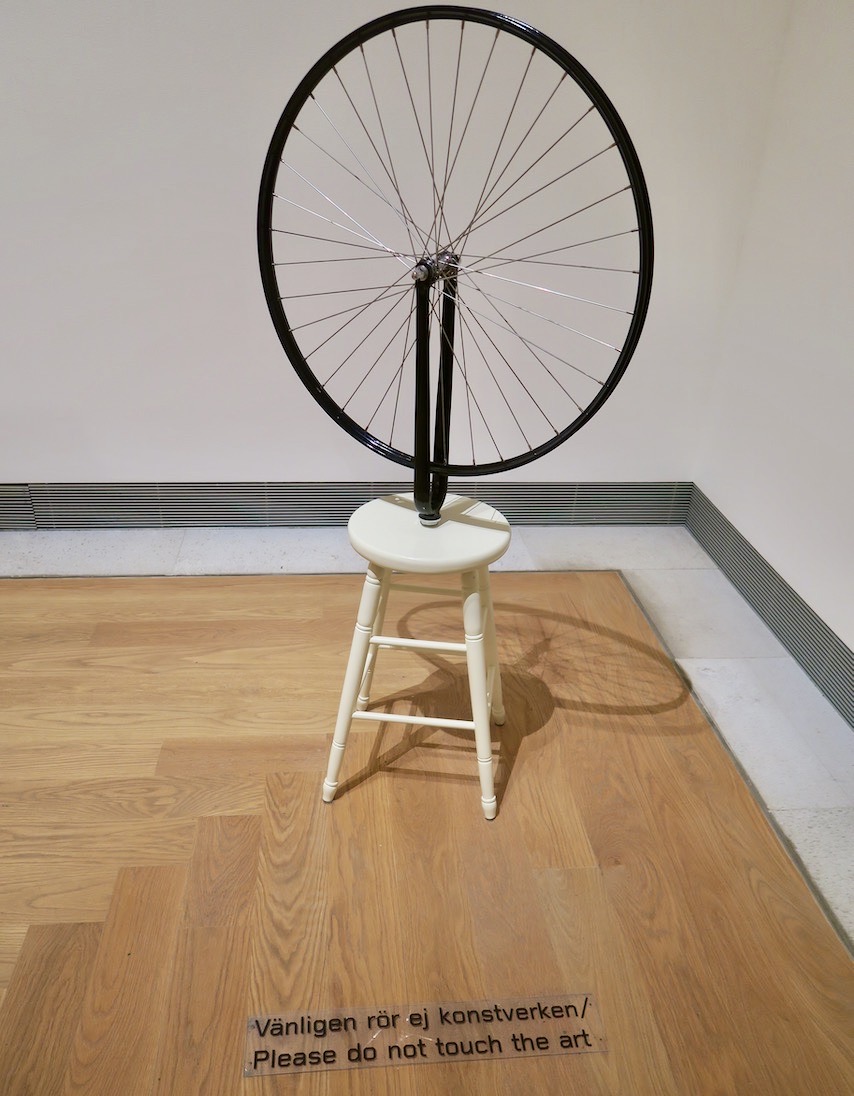 Syockholm. Moderna museet. En del mycket modern konst. En pall och ett cykeldäck. Konst eller konstigt? 