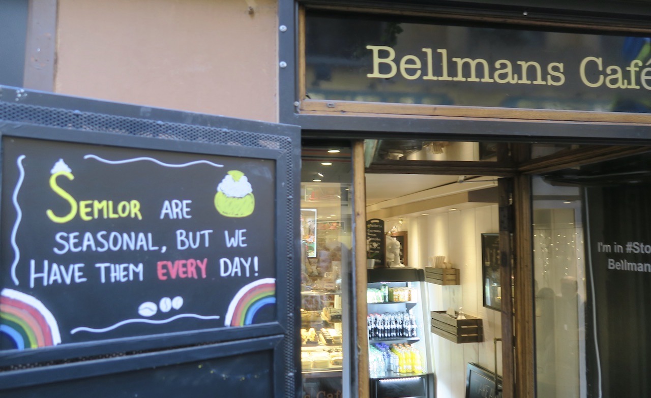 Stockholm. Gamla stan. Café Bellman. Tydlig information om att de här säljer semlor året runt. Kanske turister är intresserade. 