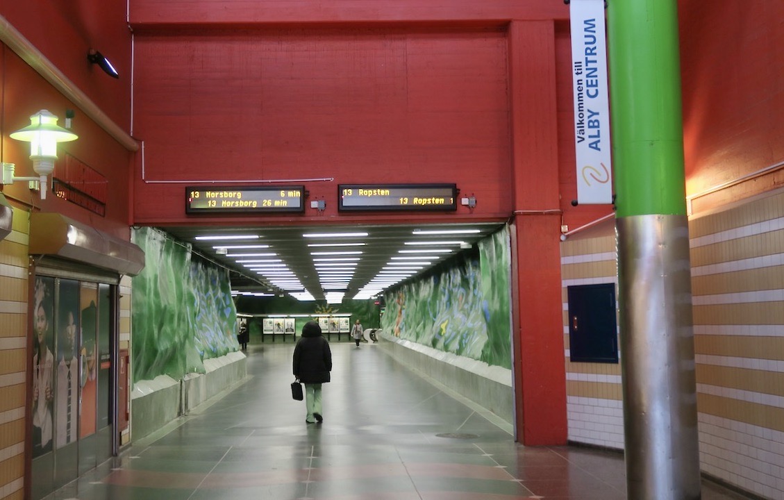 Tunnelbanestationen i Alby, en av Stockholms södra förorter. Redan här blir vi välkomnade. 