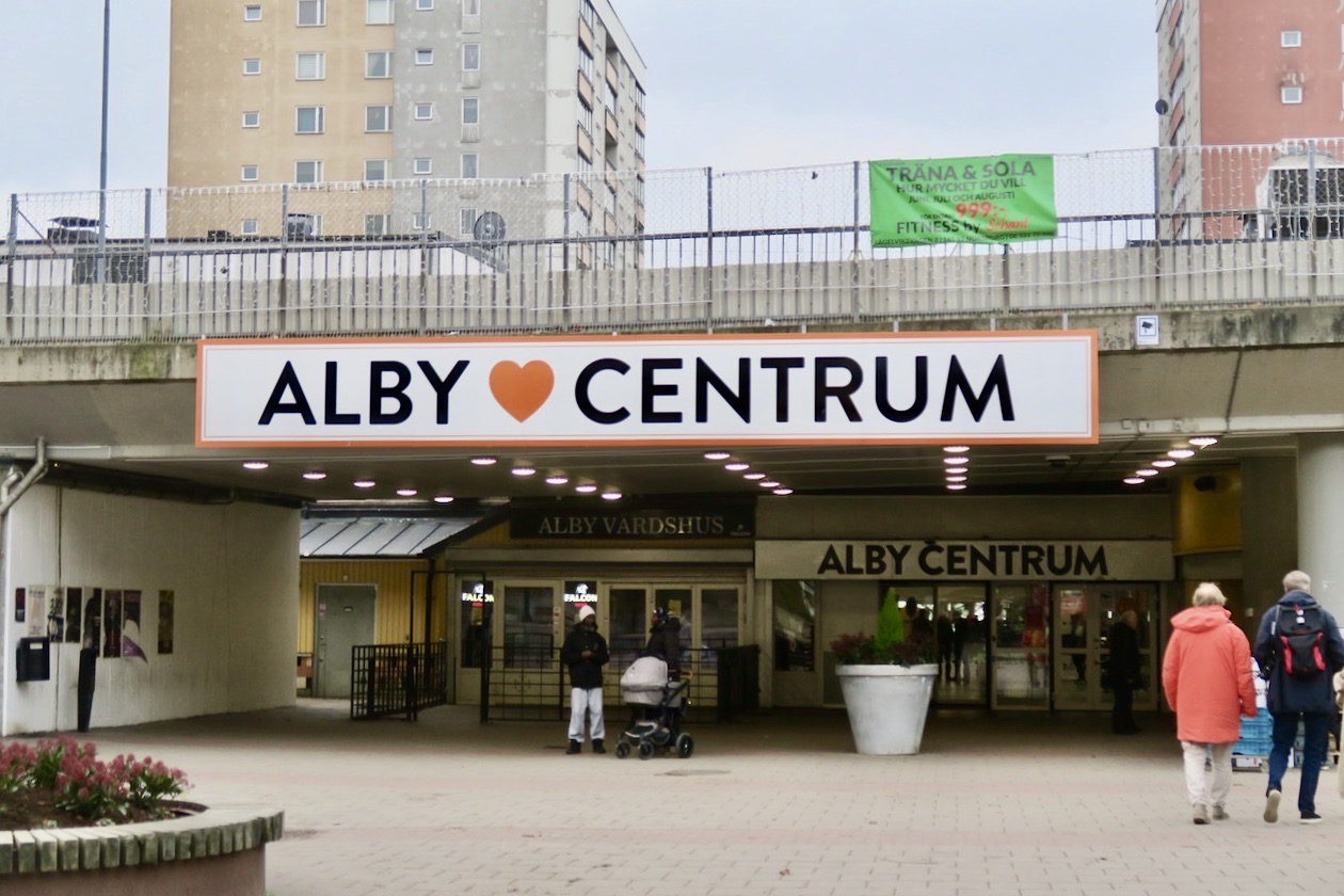 Alby Centrum. En riktigt stor matvarubutik; "Mat från hela världen" finns och som har generellt låga priser. 