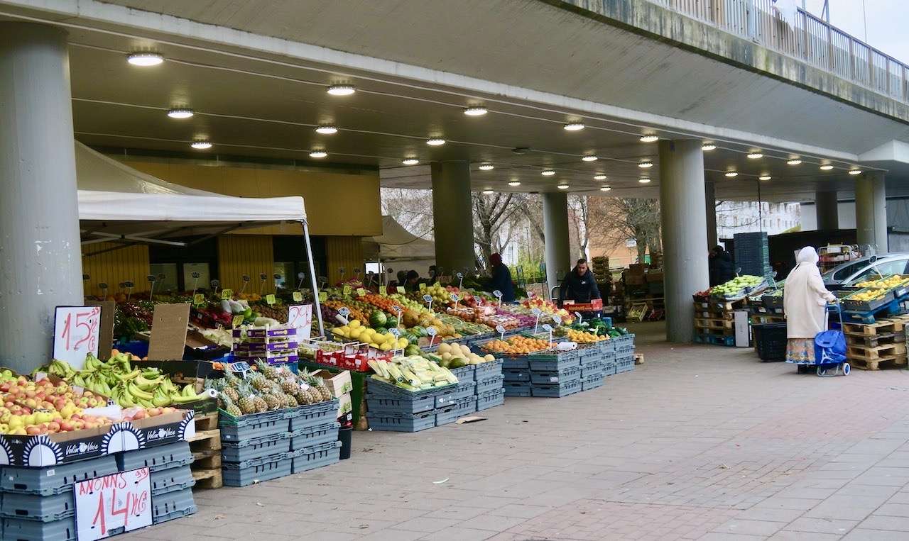 Utanför Alby Centrum finns grönsaker och frukt till försäljning. Fräscht utbud. 