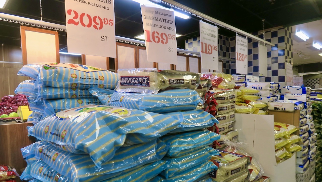I Alby Matcenter, en stor butik med matvaror från världens alla hörn finns bl.a. ris i säckar, större och mindre förpackningar. 