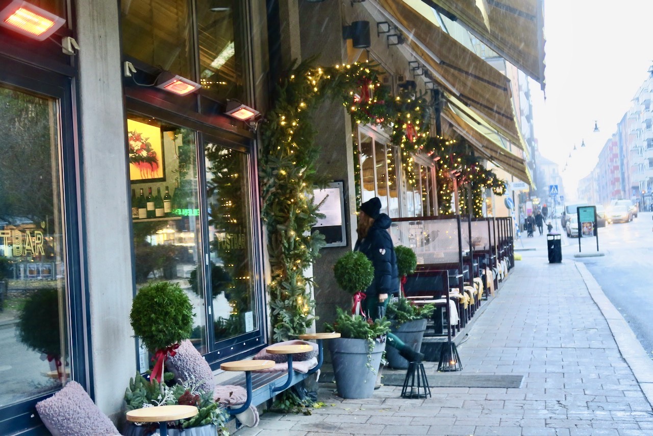 Stockholm. Södermalm. Lördagspromenad och stopp vid restaurang/butiken Urban Deli vid Nytorget. 