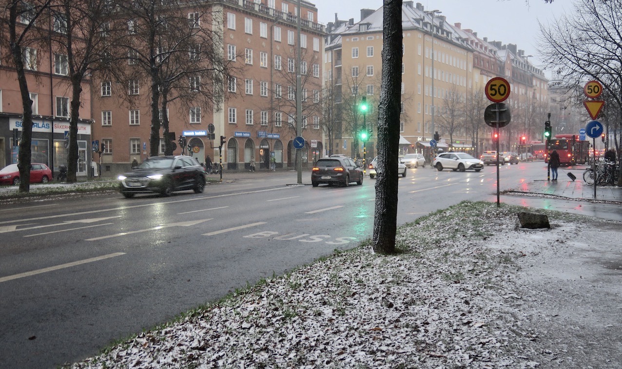 Stockholm. Södermalm. Ringvägen. Min lördagspromenad närmar sig slutet . Snön faller som utlovat, med blöta flingor. 