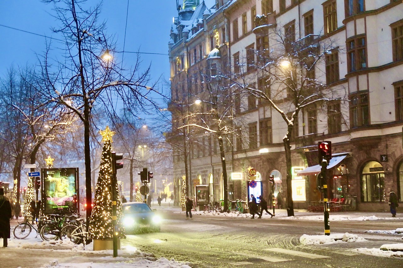 Stockholm. Birger Jarlsgatan den 20/11.2022. Och snön faller med tunga blöta flingor. 