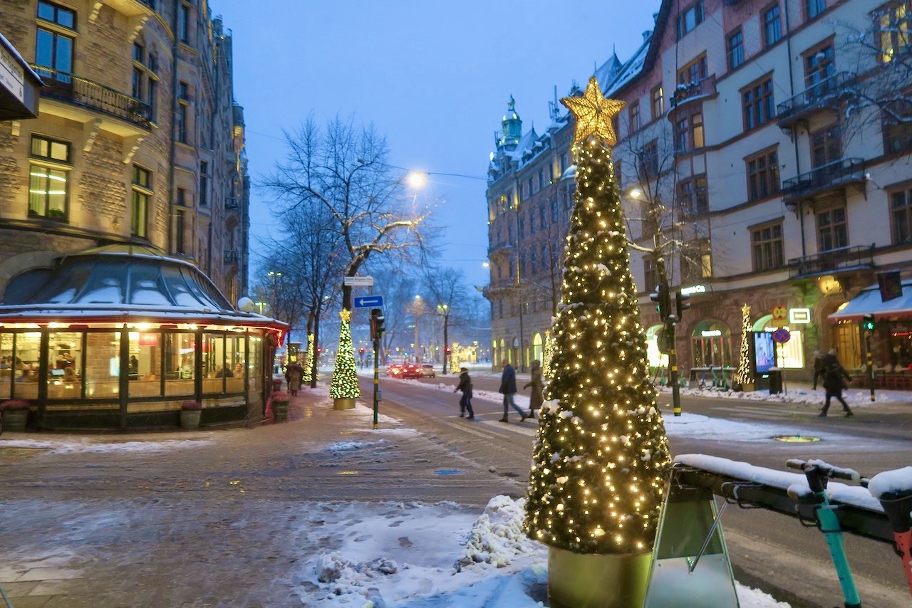 Stockholm. Östermalm. Snön faller även när pjäsen är slut och jag ska ta bussen hem till Söder. 